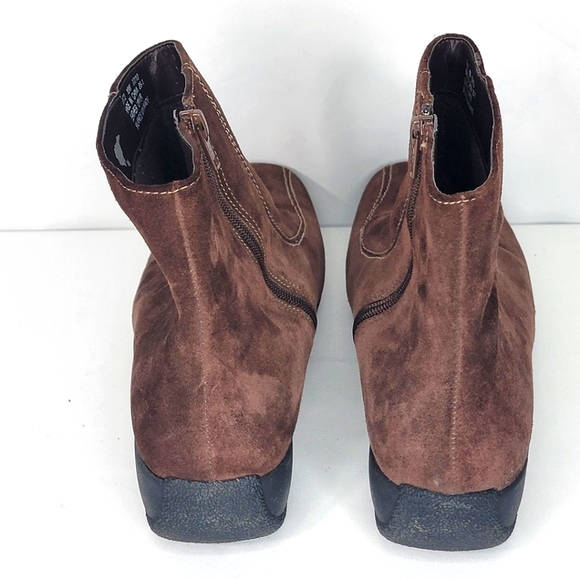 Clark's Brown Suede Booties Size 10W. S1266 - Picture 4 of 7